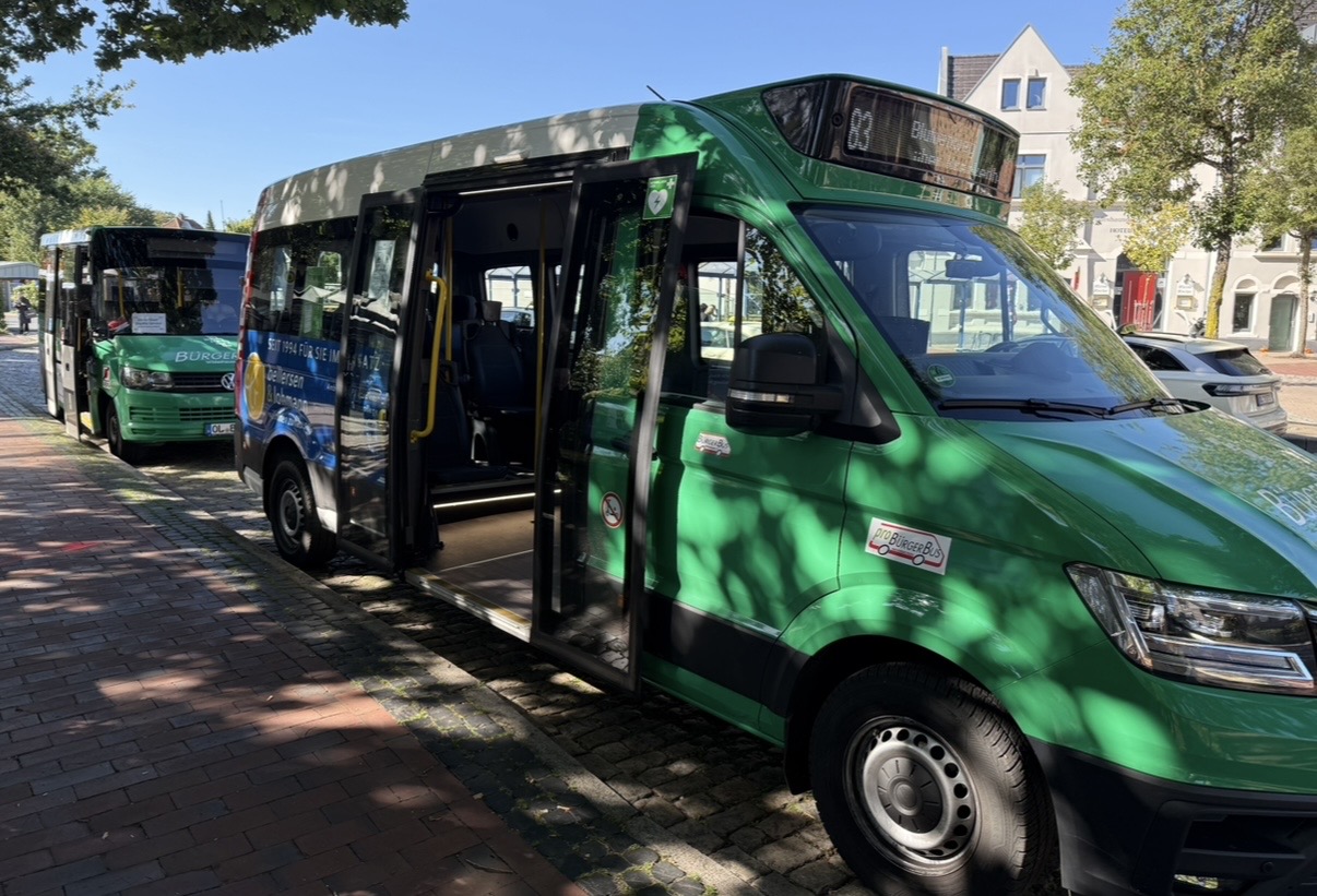 Der neue grüne BürgerBus Wildeshausen mit geöffneter Einstiegstür in der Innenstadt