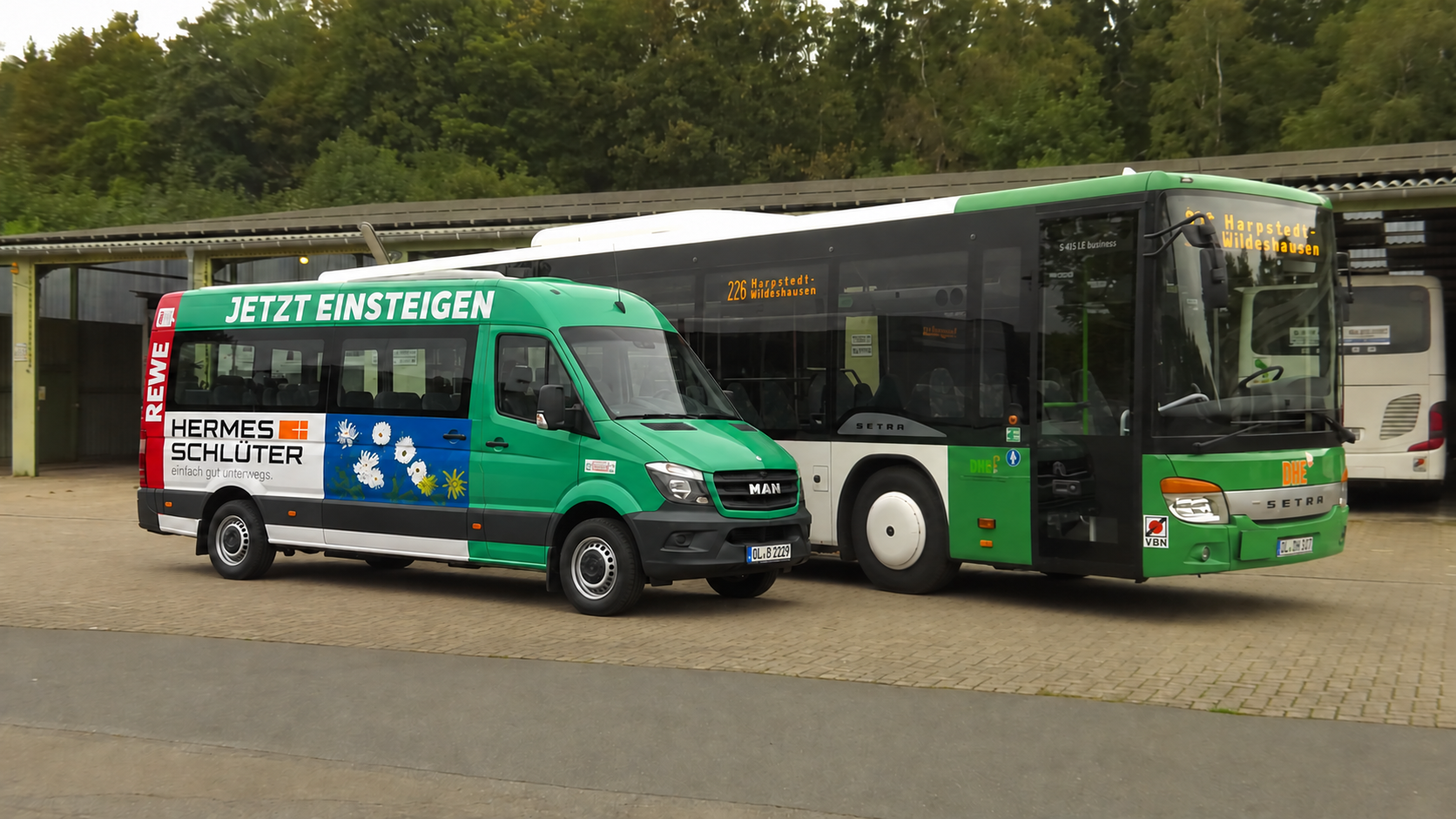Grüner BürgerBus mit Hermes-Schlüter-Werbung neben einem Linienbus – bearbeitete Fotomontage